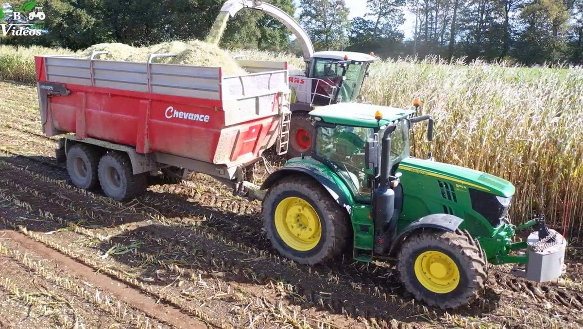 profiMagazin's tweet photo. Maishäckseln mit einem #Claas Jaguar 940 und #JohnDeere 6195R mit #Chevance Mulde. https://t.co/SjUclSsHBO