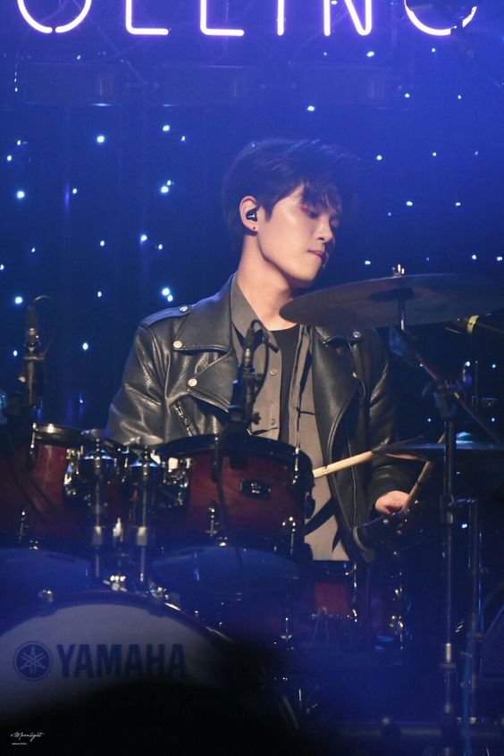 While we're on the topic of K-bands, I did see The Rose last year and they were fantastic. Truly one of the best concerts I've been into in my life. I hope I get to see them again at some point. Bias: another drummer, Hajoon.