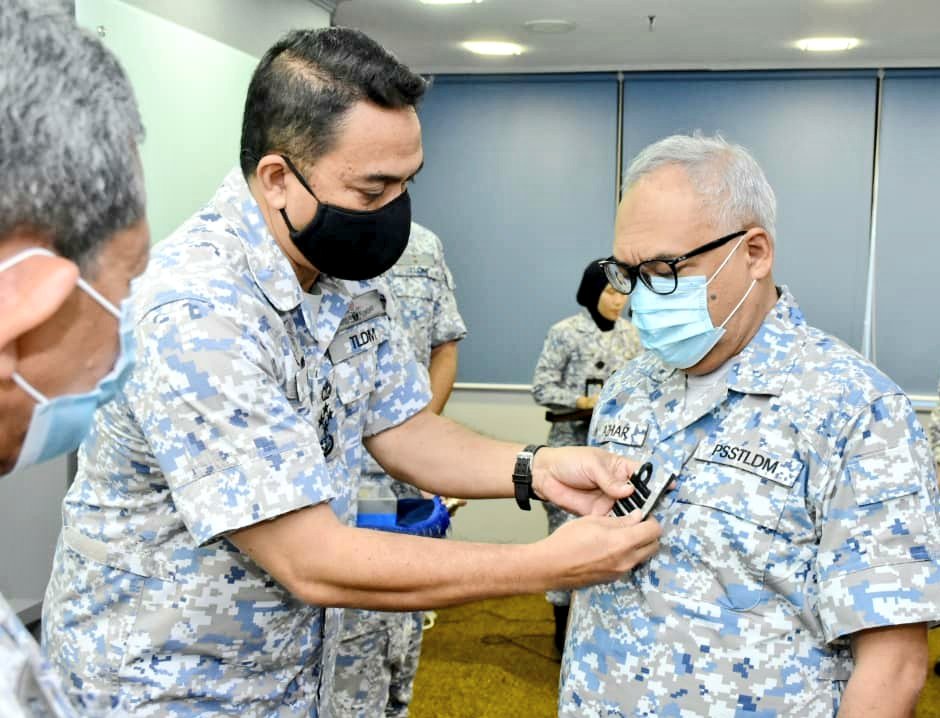 Royal Malaysian Navy (@tldm_rasmi) on Twitter photo Tahniah kepada Kept Mohd Faesac bin Talla TLDM atas kenaikan pangkat dan Naib Canselor @umpmalaysia, Prof. Ir. Dr. Wan Azhar bin Wan Yusoff yang dianugerahkan pangkat Kepten (Kehormat) <a href="/PsstldmOfficial/">ROYAL MALAYSIAN NAVAL VOLUNTEER RESERVE (PSSTLDM)</a>.
(1/2) Tahniah kepada Kept Mohd Faesac bin Talla TLDM atas kenaikan pangkat dan Naib Canselor @umpmalaysia, Prof. Ir. Dr. Wan Azhar bin Wan Yusoff yang dianugerahkan pangkat Kepten (Kehormat) <a href="/PsstldmOfficial/">ROYAL MALAYSIAN NAVAL VOLUNTEER RESERVE (PSSTLDM)</a>.
(1/2)