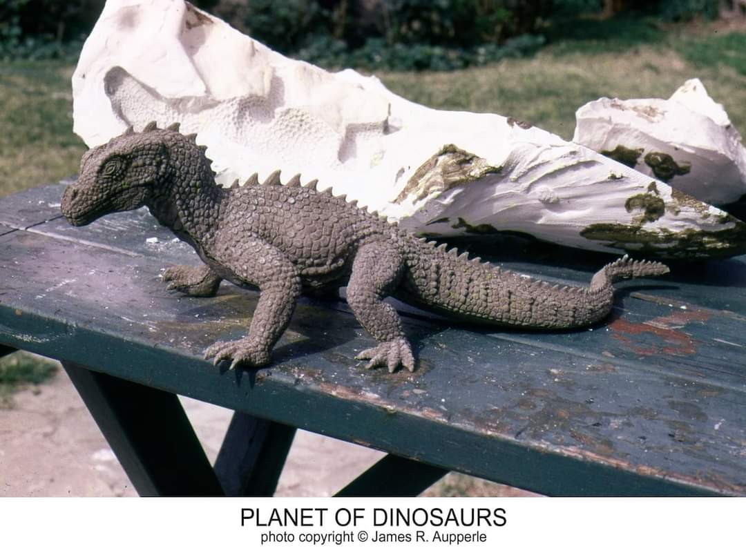 cinezoico_libro's tweet photo. #StephenCzerkas dedicó toda su vida a la fauna del pasado. Por ejemplo, esculpió los animales de la película #Elplanetadelosdinosaurios (1977), incluyendo su particular homenaje al #Rhedosaurus de #RayHarryhausen https://t.co/Tg6GbTWJwi