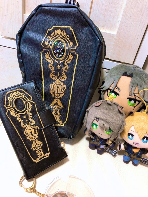棺桶型
ぬいを連れて行く用のバッグ(セリアのクラフトボードを仕込んだので型崩れしない!)
と
手帳型スマホケース(╹◡╹)
(スマホケースは既製品に加工、ペイント。のちにギラギラな石をつける予定)

自己満足!!
 #ツイステファンアート
#ツイステ手芸部 
