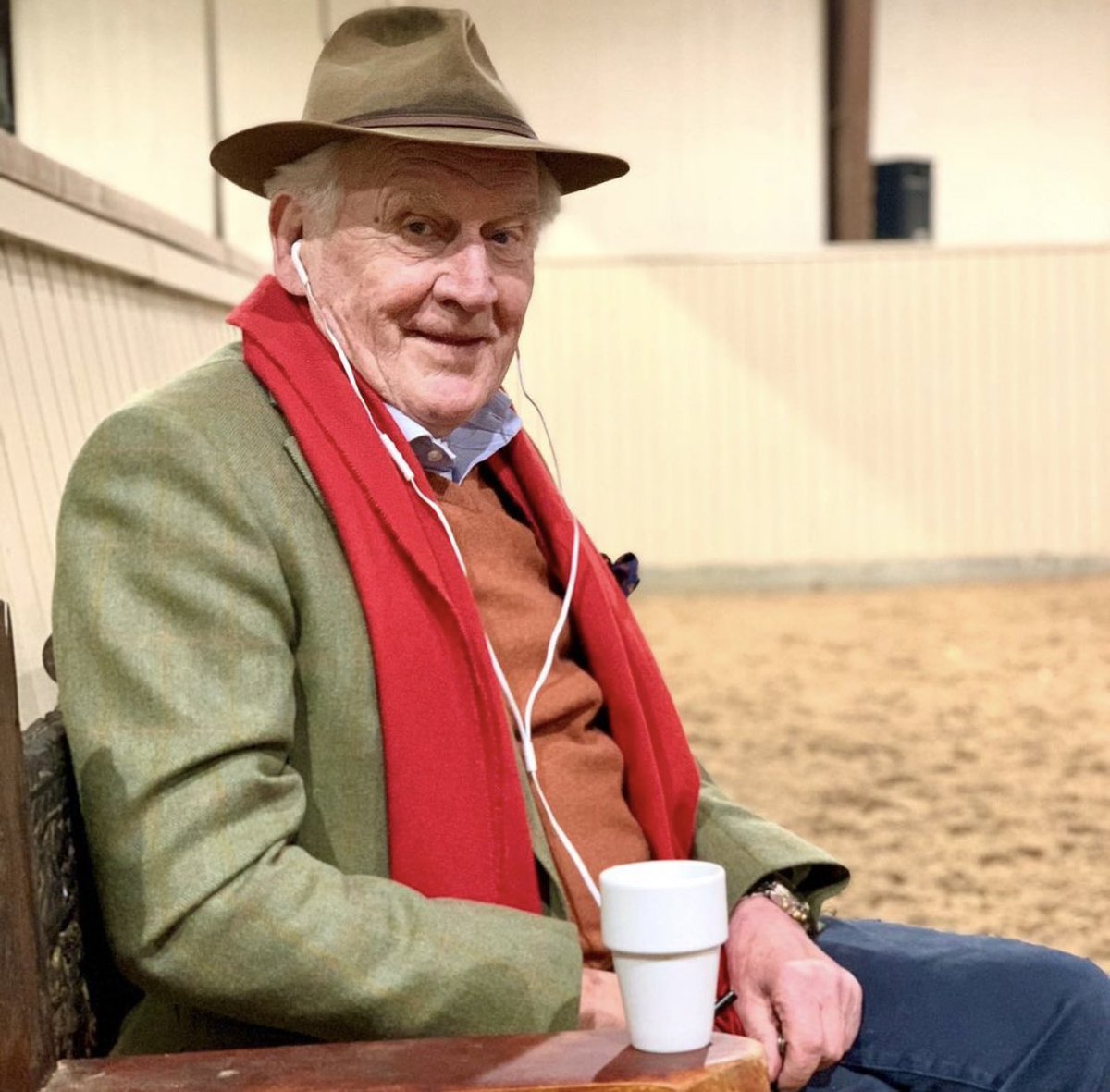 Once again we have the privilege to have Eric Lette visiting us ⭐️ He gives us and the horses so much positive energy, but don’t be fooled by his gentle smile – a lot of us are sweating hard in the indoor arena right now 😅! #dressage #grandprixtraining #dressagejudge