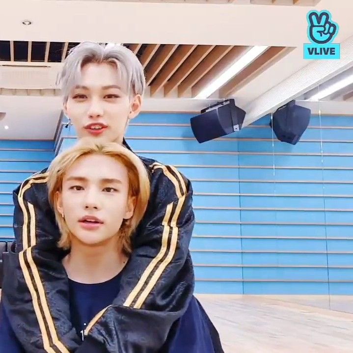jisung and felix were in the elevator together, and jisung is showing how felix gave him a back hug and soft kisses