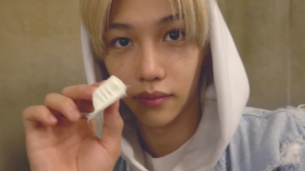 jisung and felix were in the elevator together, and jisung is showing how felix gave him a back hug and soft kisses