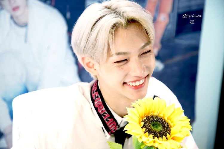 jisung and felix were in the elevator together, and jisung is showing how felix gave him a back hug and soft kisses