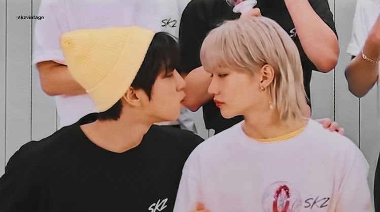 jisung and felix were in the elevator together, and jisung is showing how felix gave him a back hug and soft kisses