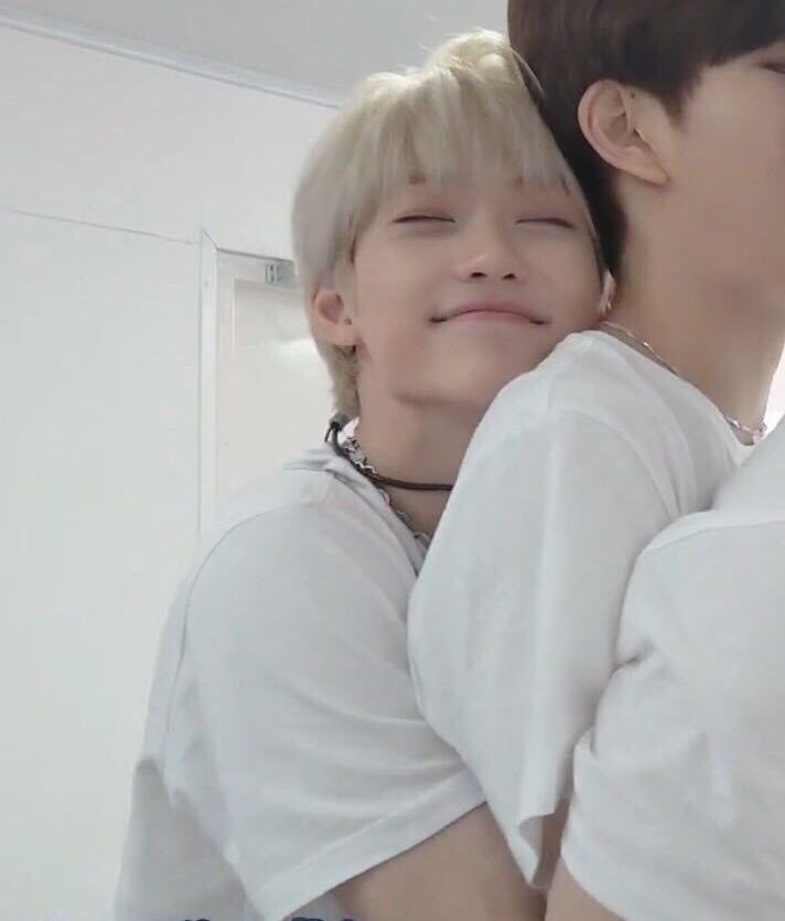 jisung and felix were in the elevator together, and jisung is showing how felix gave him a back hug and soft kisses