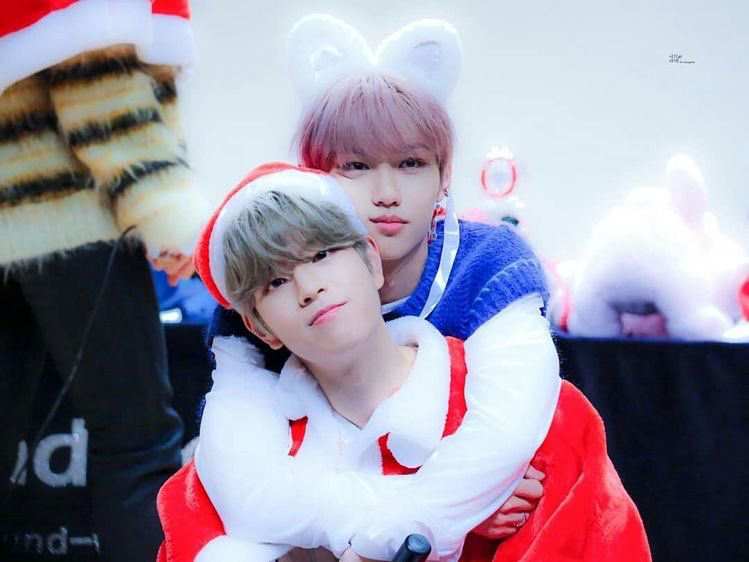 jisung and felix were in the elevator together, and jisung is showing how felix gave him a back hug and soft kisses