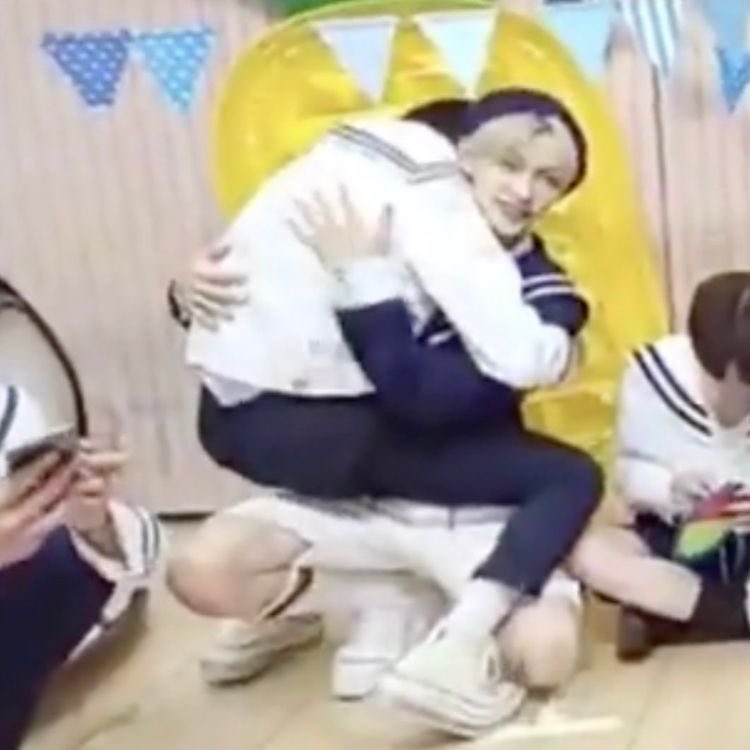 jisung and felix were in the elevator together, and jisung is showing how felix gave him a back hug and soft kisses