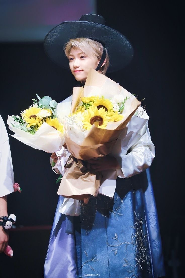 skz picked felix as the member who’s the sweetest : he says things that’ll bring up your confidence : you can just see his kindness and the sincerity in everything he says : felix is just like a really warm fudgy brownie, very sweet and warm