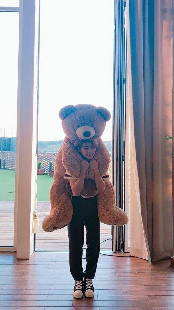 skz picked felix as the member who’s the sweetest : he says things that’ll bring up your confidence : you can just see his kindness and the sincerity in everything he says : felix is just like a really warm fudgy brownie, very sweet and warm