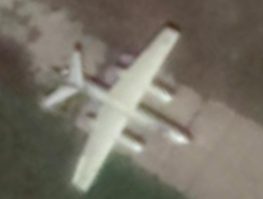 く らモコ 偵察衛星の解像度の違いで 同じ画像がどう変わるのかを示した図 50cmの解像度 Google Mapで一般的 では認識出来なかった物体が 5cmだと人やバス停留所だとはっきり認識できる 一部の最新鋭の偵察衛星で使われているらしい1cm解像度だと落ち