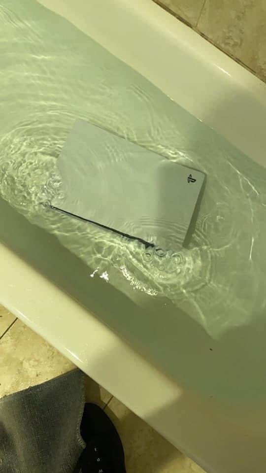 BuffsVision's tweet photo. Already with the #TomFoolery!! #omg #ps5 #BuffVision #Water #Brokenps5 #SadMoment #whytho https://t.co/ZV16dY705m
