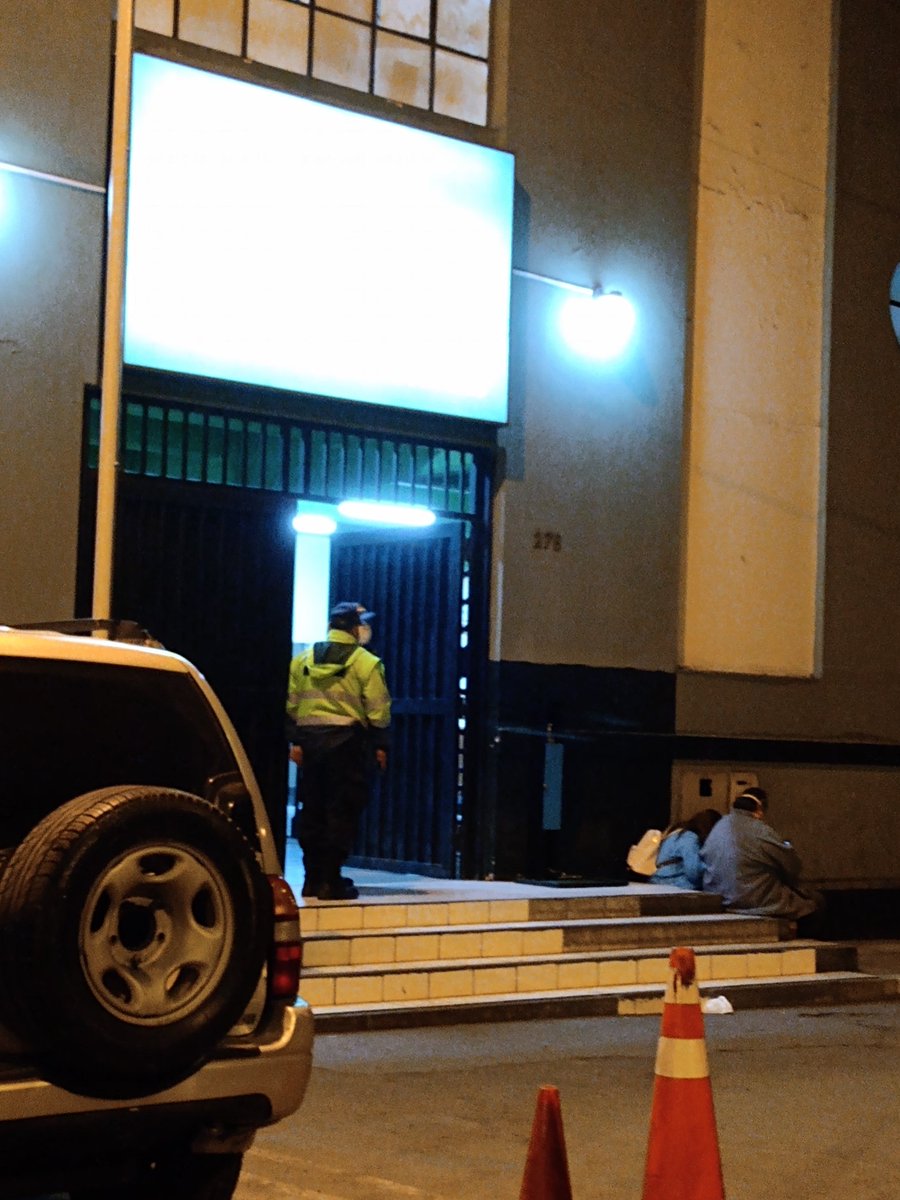 Las personas en EL PISO son padres de un detenido que requiere de medicina. Van a ser la 1am. Pidieron estar adentro donde hay un ENORME espacio para sentarse y nada. Dicen q tienen directiva del Mayor Gamarra que lidera Asuntos Sociales. VAYA TRATO INHUMANO!!