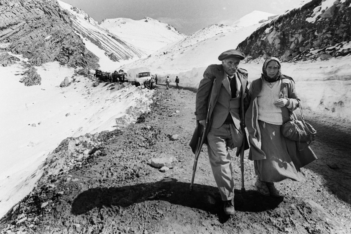 i_guliyev's tweet photo. 1. First photo from 1993, #Azerbaijanis' leave #Kalbajar through mountains, they had only 10 hours; 2. Second and third from 2020, #Armenians' leave Kalbajar under normal circumstances, they have 5 days, enough time even to dismantle the monuments. #Karabakh #DontBelieveArmenia https://t.co/lCRBa1lr6g