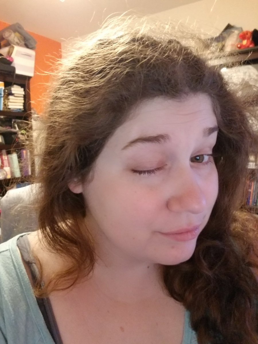 AshleyHitori's tweet photo. Tried a new mascara. My hair may be frizzy but at least my lashes looked great. #vetstudentlife.Thanks L'OREAL I love how light and large my lashes look https://t.co/OPe8pBy0H7