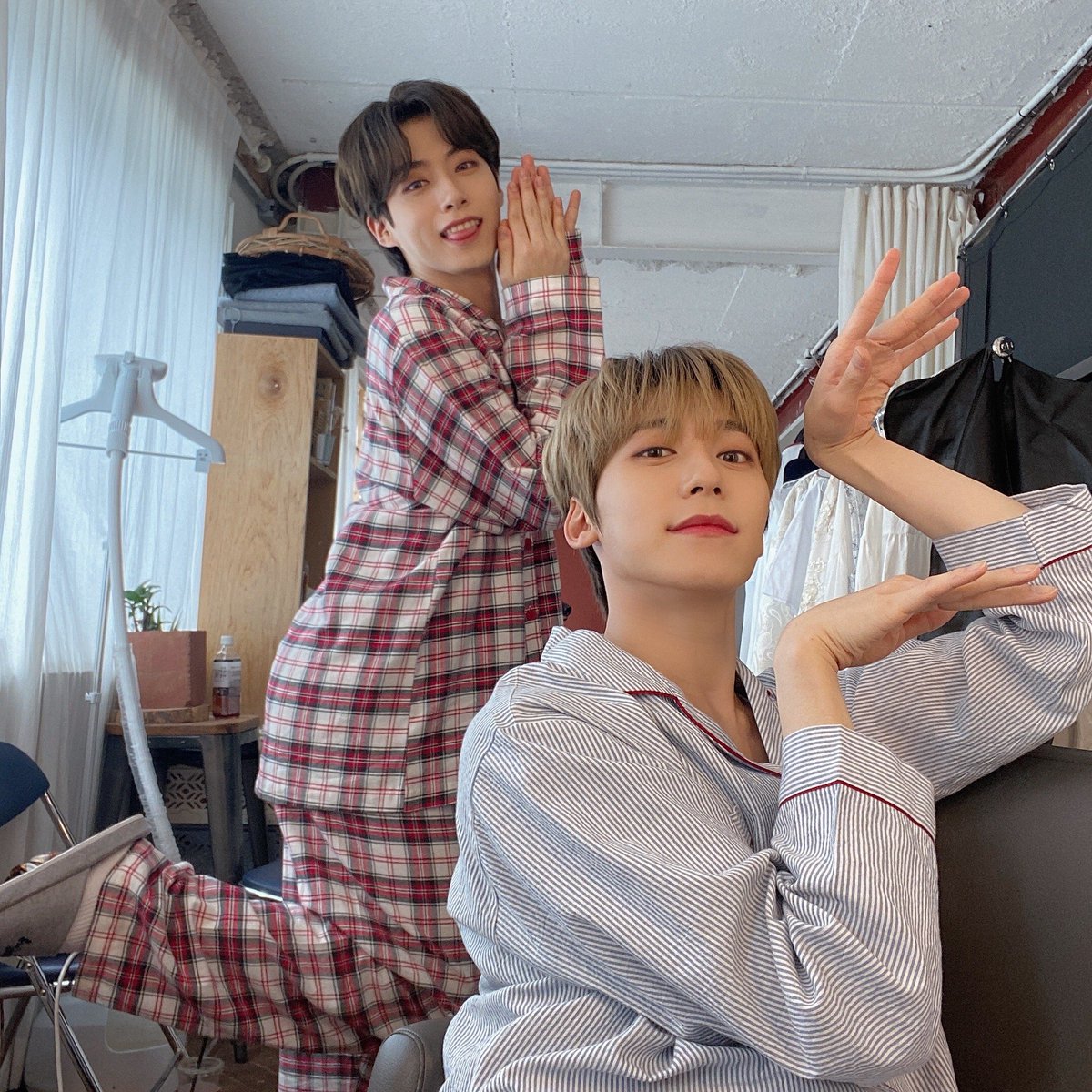 official_ONEUS's tweet photo. [#건희]
하 이땐 좀 동생 같고 귀여웠다😗ㅋㅋ https://t.co/c88kd2DmbG