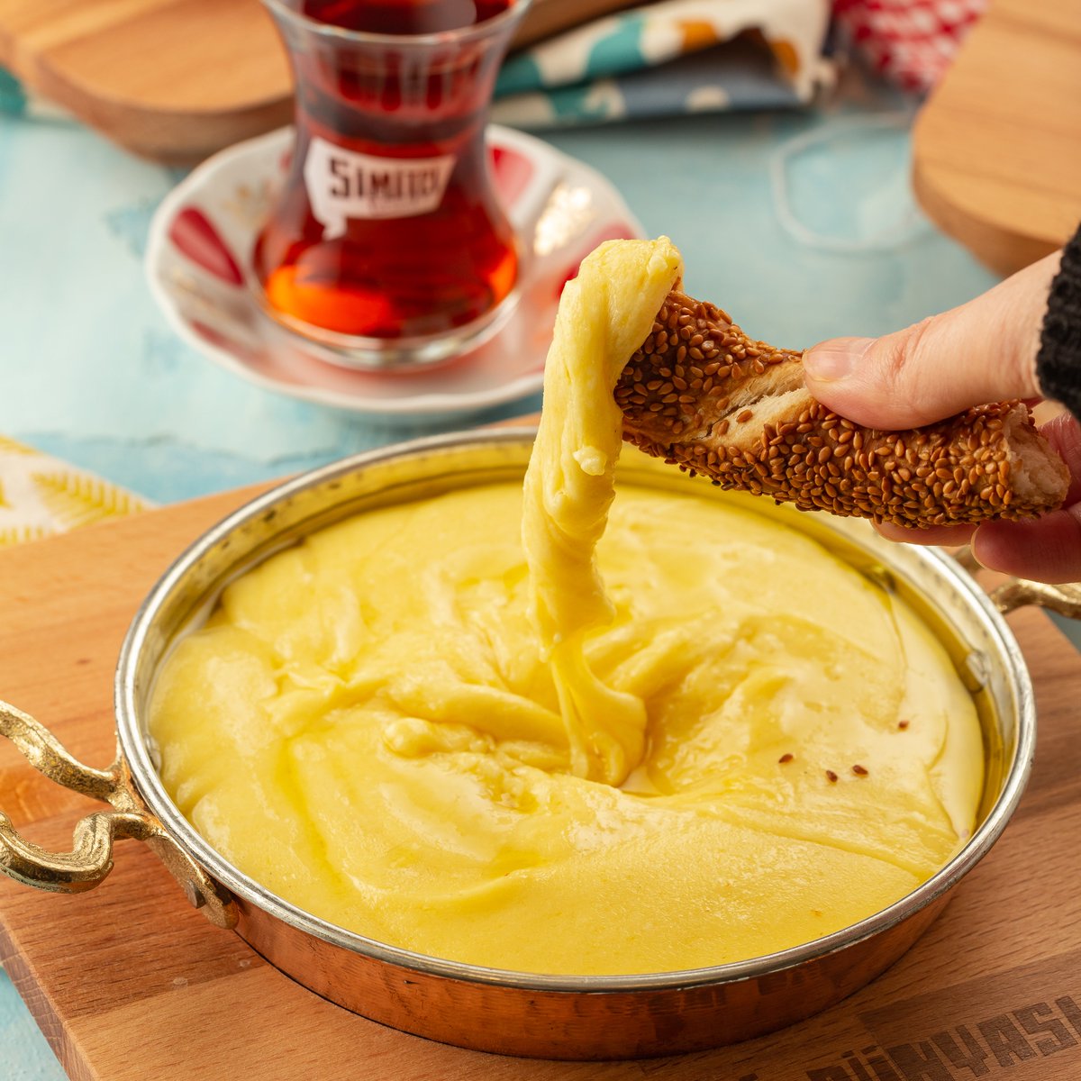 SimitciTR's tweet photo. Karadenizin en güzeli kuymak ✨ 
Mısır unu, tereyağı ve yöresel peynirle hazırlanan Kuymak, çıtır Simidimiz ile birlikte kahvaltılarınızın vazgeçilmezi olacak 🔥

#SimitçiDünyası #SimitciDunyasi #Simitçi #Simitci #Kumak #Simit #ÇıtırSimit #Kuymak #karadeniz #Peynir #Lezzet #Tat https://t.co/R9fStYor4S