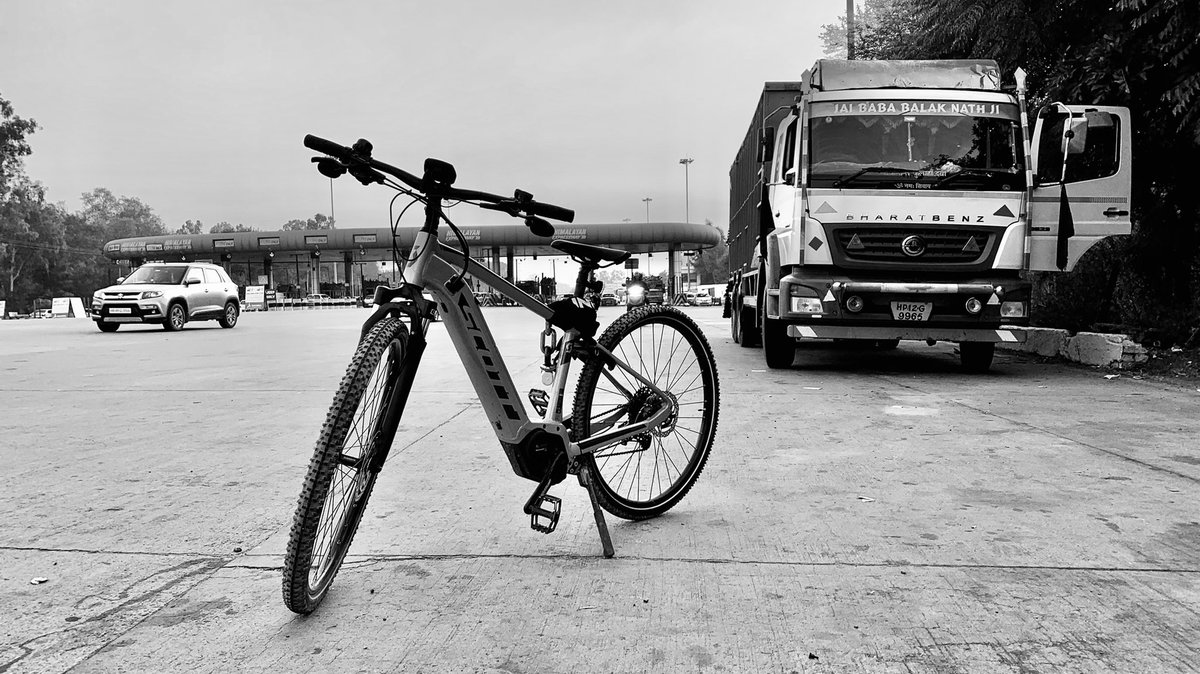 Xroaders_001's tweet photo. Any guesses how much “Scott SubCross eRide 10” ride On :
~ a single Charge
~ Eco mode only
~ Plain Roads ,occasional flyover
@PlugInIndia @scottsportsin @TorqueIndia @TeslaClubIN @boschindia @pedalandtring
#performanceCx
#IntuviaDisplay https://t.co/1WyVaUZtiy