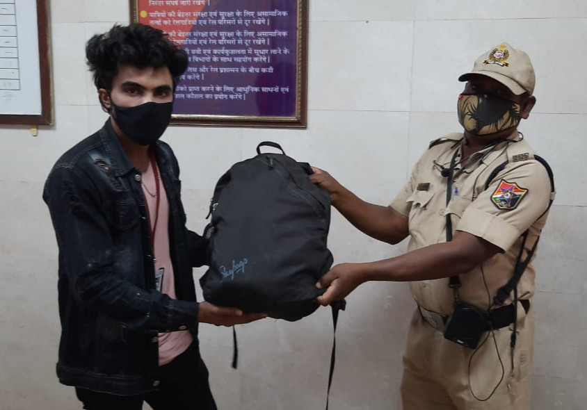 RPFCRBB's tweet photo. @rpfcr @RailwaySeva @anurag_prembodh Conti..  he got down at Kalyan but forgot to take his bag, which contains clothes, shoes, 02 watches &amp; Icard. After verification, bag handed over to his owner.
Submitted plz. https://t.co/2mv9TMmued