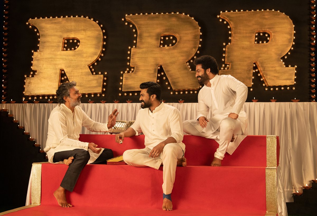 RRRMovie's tweet photo. To all our beloved fans, here's to add bright lights to the festive spirit! 🤗🔥🌊

Happy #RRRDiwali... #RRRMovie https://t.co/3t1nh2tE6C
