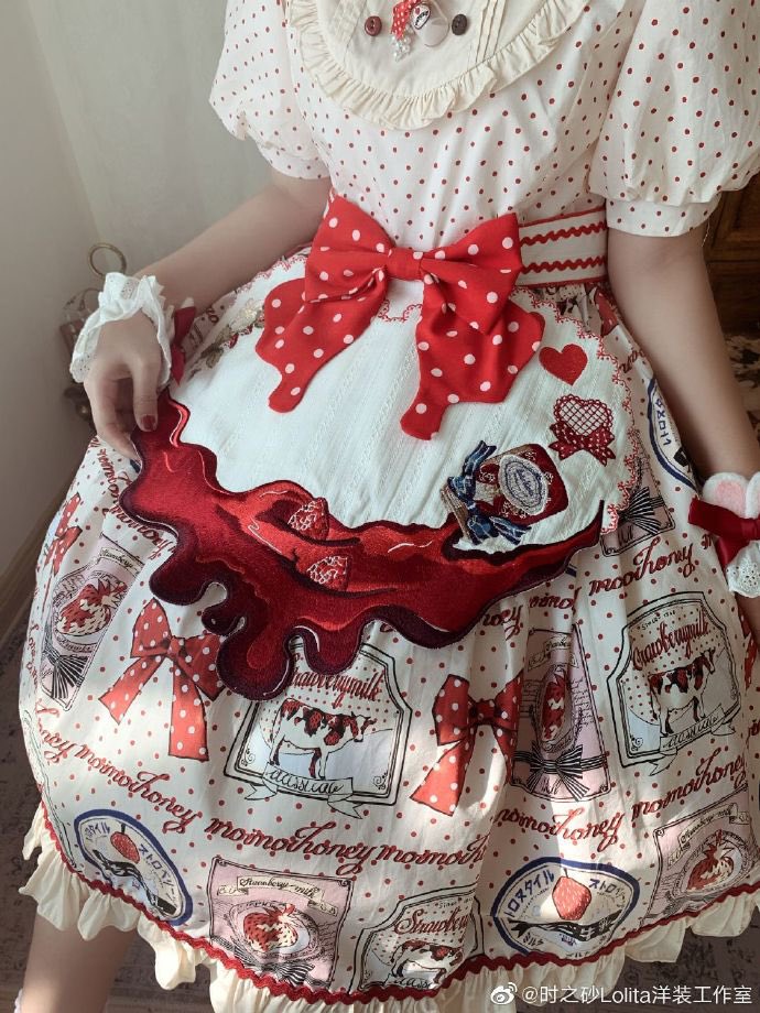girlism_info's tweet photo. ♡苺ジャムエプロン♡

お手持ちの苺柄や赤チェックのお洋服に🍓💕
細部まで可愛い❤️大人気エプロン🌟

価格：￥7,998-
https://t.co/jwGgxMGAGL

【ご予約は～11/26まで】
公式通販サイト：https://t.co/BKCDCoqM8H https://t.co/7UhKoqWJMc