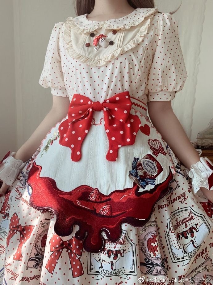 girlism_info's tweet photo. ♡苺ジャムエプロン♡

お手持ちの苺柄や赤チェックのお洋服に🍓💕
細部まで可愛い❤️大人気エプロン🌟

価格：￥7,998-
https://t.co/jwGgxMGAGL

【ご予約は～11/26まで】
公式通販サイト：https://t.co/BKCDCoqM8H https://t.co/7UhKoqWJMc