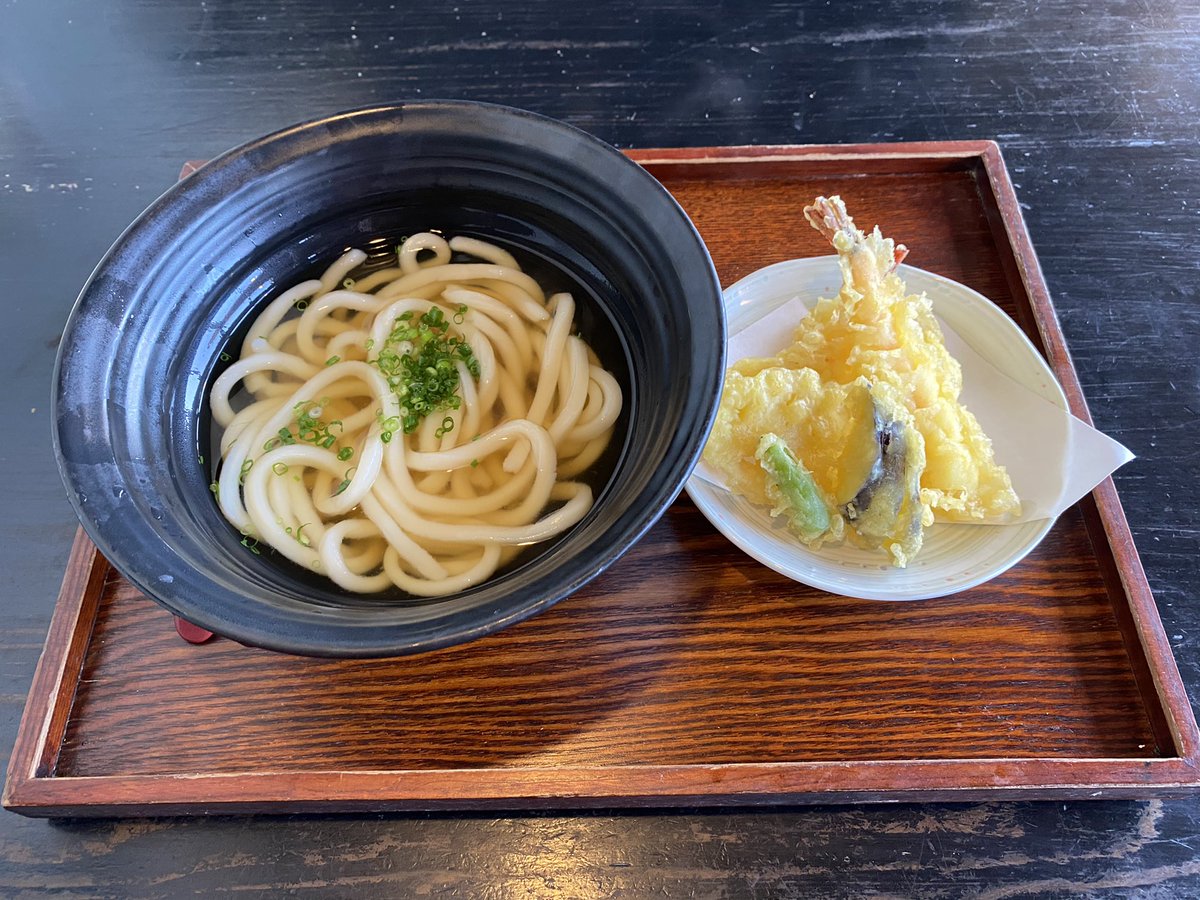 ShigeTabi's tweet photo. 長崎県の伊王島にある長崎温泉 Ark Land Spa (旧 島風の湯)内にある網元食堂で遅めのランチ。

「海老と旬野菜天ぷらのおうどん」600円を注文。

うどんがもっちもち、天ぷらサックサクで美味しかった☺️

#網元食堂 #伊王島 #長崎温泉 #ArkLandSpa #島風の湯 #うどん #天ぷら https://t.co/UXaKDYgq7q