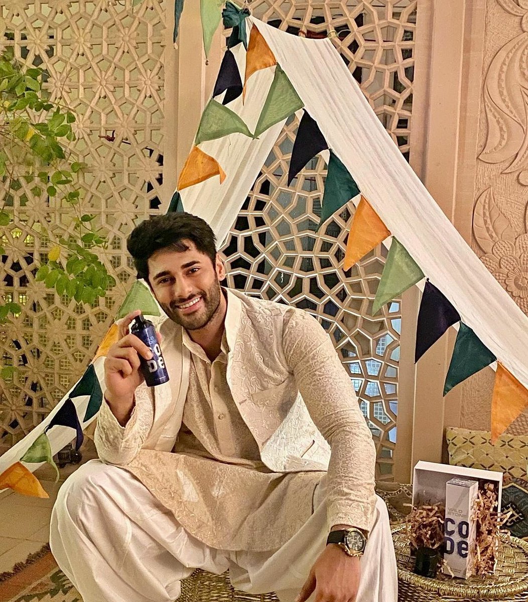 codeofficial_in's tweet photo. Can you almost smell the fragrance of festivity in the air or is it CODE? @itusharkhanna has chosen Code Gift Box to #EnjoyTheStart of his Diwali. 
Also, #TheNewGiftingCode is up &amp; running. It’s time you Pick. Click &amp; Post.
Tag us to get featured.
#Code #Giveaway #ContestAlert https://t.co/3mM7b6ZKxj