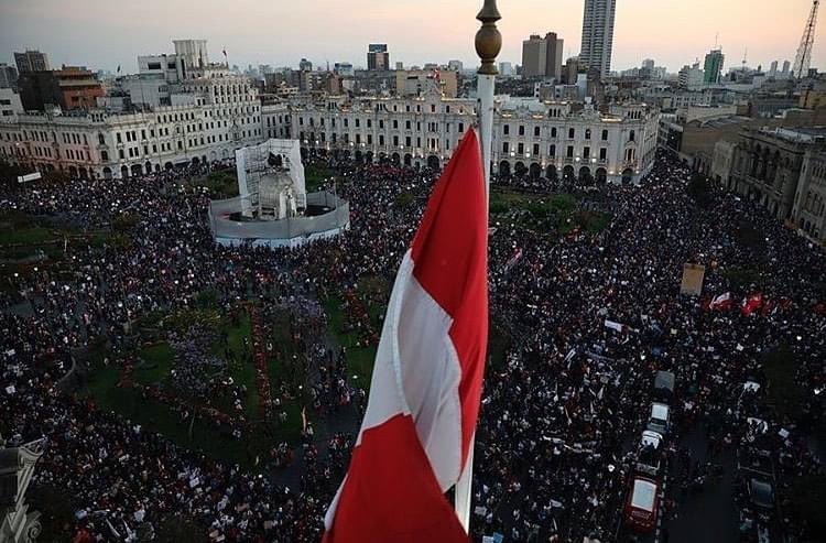 luciaoxenford's tweet photo. SALIMOS A LAS CALLES DE FORMA PACÍFICA PORQUE QUEREMOS SALVAR A NUESTRO PAÍS Y LA POLICIA NOS ATACA, NECESITAMOS QUE NOS VEAN @WorldPeaceBs https://t.co/gVPS1CoTLO