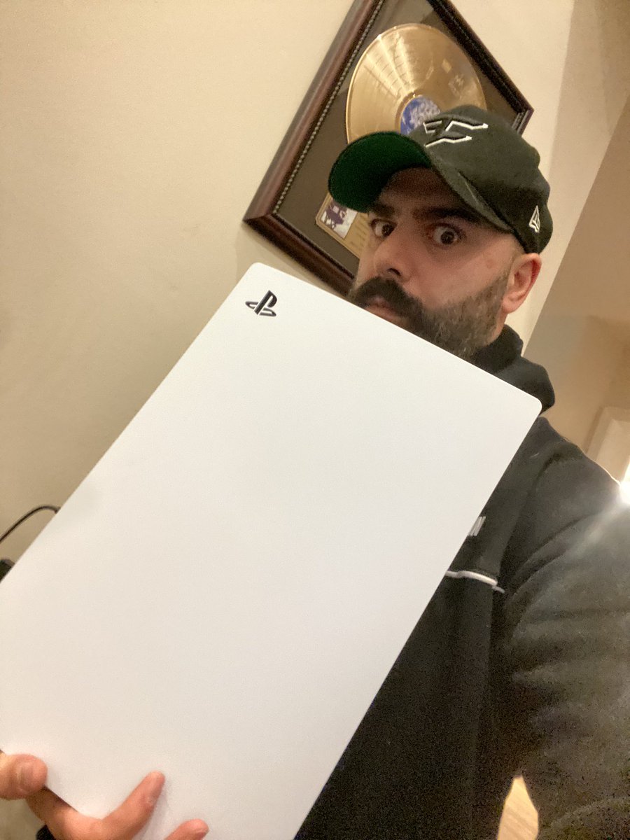 KEEMSTAR's tweet photo. Why is the PS5 so big? Like this has to be the biggest console ever. For those of you that are thinking about buying one I promise you when you see how big it is you will be shocked! It’s literally bigger than the original Xbox! https://t.co/JIH1vou6mJ