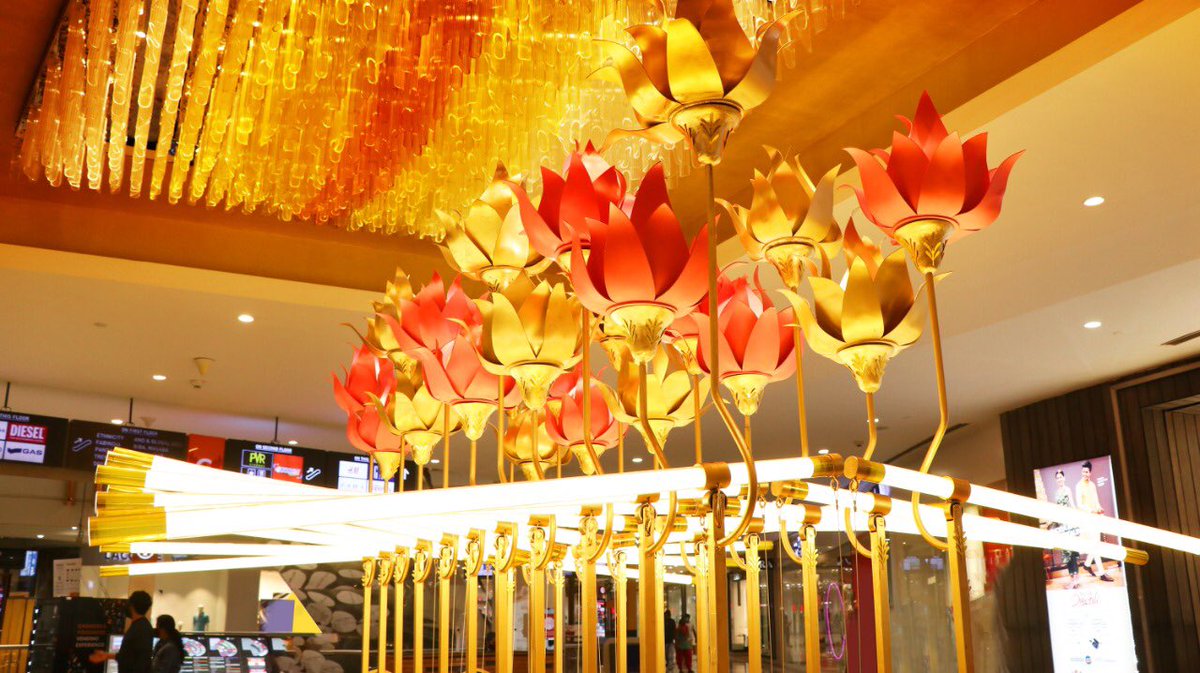 AtulRuia's tweet photo. Commemorating the festival of lights with the breathtaking Lotus Pond and Crystal Swan. Now on display @PhoenixMCtyPune 

#Art #Decor #WorkOfArt #Decoration #Diwali2020 https://t.co/npWtiqSnro