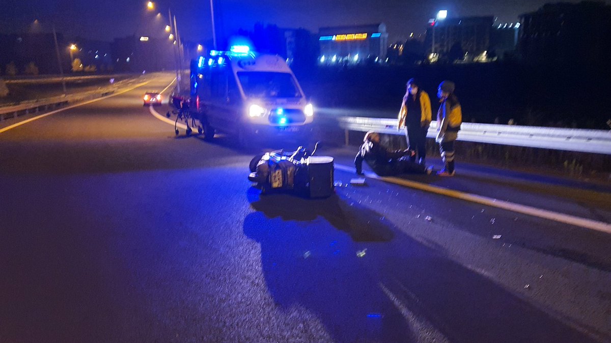 emrahclk's tweet photo. @yenisafak Daha sabah kocaeli izmitte sabahın 5 inde işe giderken yolda böyle buldum arkadaşı hemen amdulansı aradım kalkamıyordu.3 köpek saldırmış adama kaza yapmış.Çözüm bulunmalı https://t.co/WFHXPy9fhA