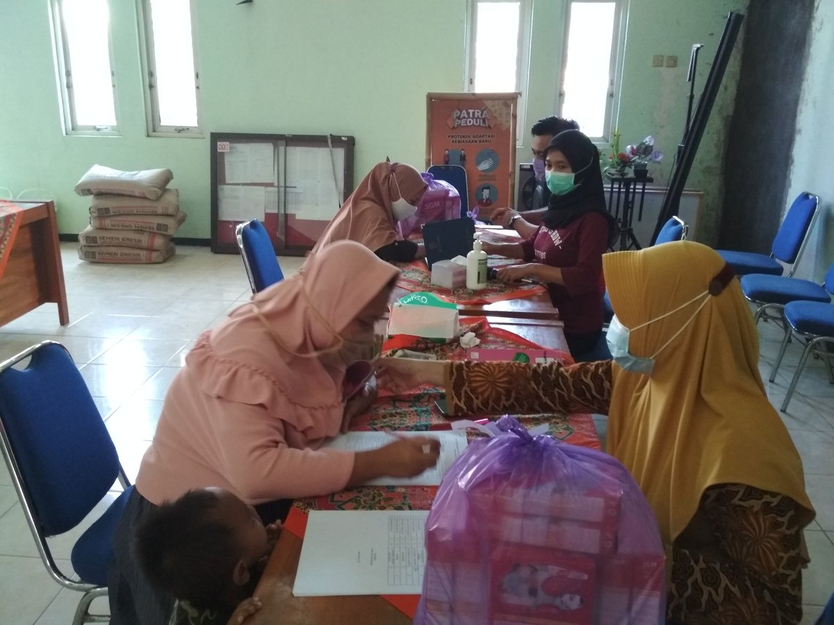Penyaluran PMT untuk balita stunting dan resiko stunting sejumlah 33 paket dan ibu hamil sejumlah 20 paket yg bersumber dari Dana Desa Tahun Anggaran 2020 Desa Karangtengah, <a href="/sarwapramana/">Sarwa Pramana.</a> , <a href="/tppipurbalingga/">P3MD Purbalingga Perwira</a>