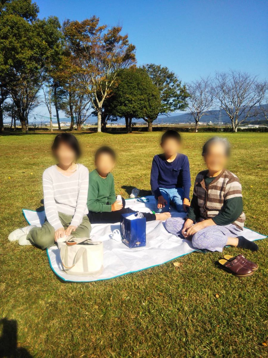 青空が広がる11月のとある日。豊栄グループの広場でご利用者様とご家族がピクニック面会を楽しまれていました。見ているこちらまで、ほっこりとする光景でした。この広場ではこれからの季節、イチョウ並木の黄色がとても美しいので、ご利用者さまたちも楽しみにされています。