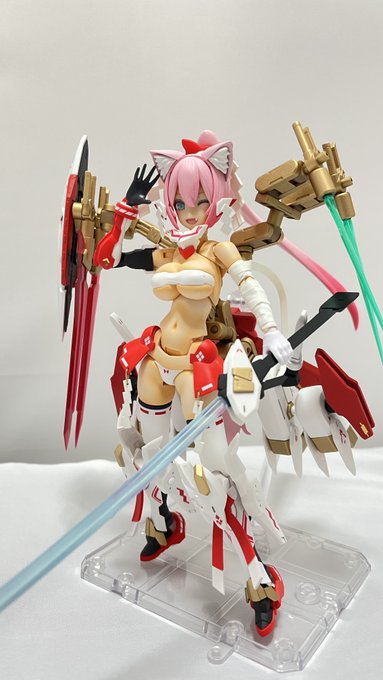 蒼刀「舞斑雪」、紅剣「羽二重」x2、翠刃「番風」x2、ビームサーベルx2の計7本とアームによりフレキシブルに動くシールドが武装となります。 