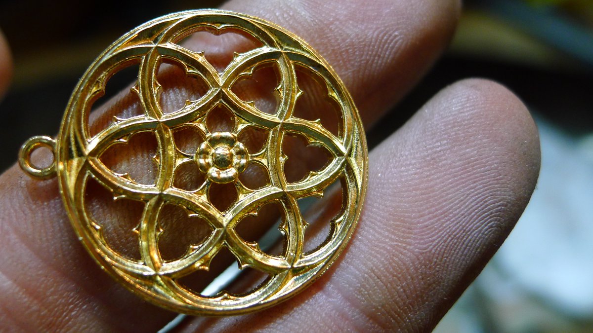 AidiMac's tweet image. Inspired by medieval cathedral windows. 14k yellow gold "Rose And Thorns Pendant". Work in progress - #Irishjewellery