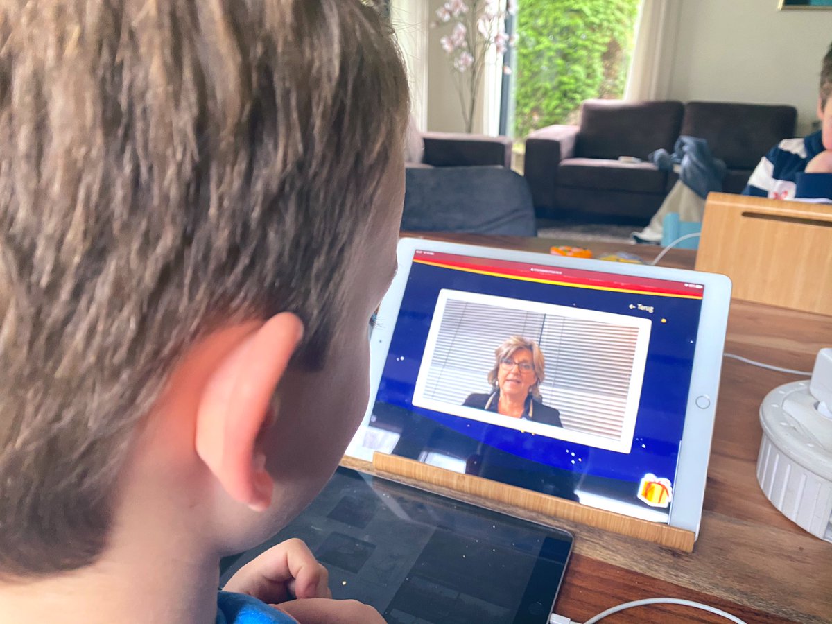 Aan het einde van het filmpje zwaaide Siem enthousiast terug naar <a href="/BurgNauta/">Ellen Nauta</a> 🤍 “Het gaat écht goed komen met de tekening, mam!” 😍#sinterklaas2020 #QuarantineSint