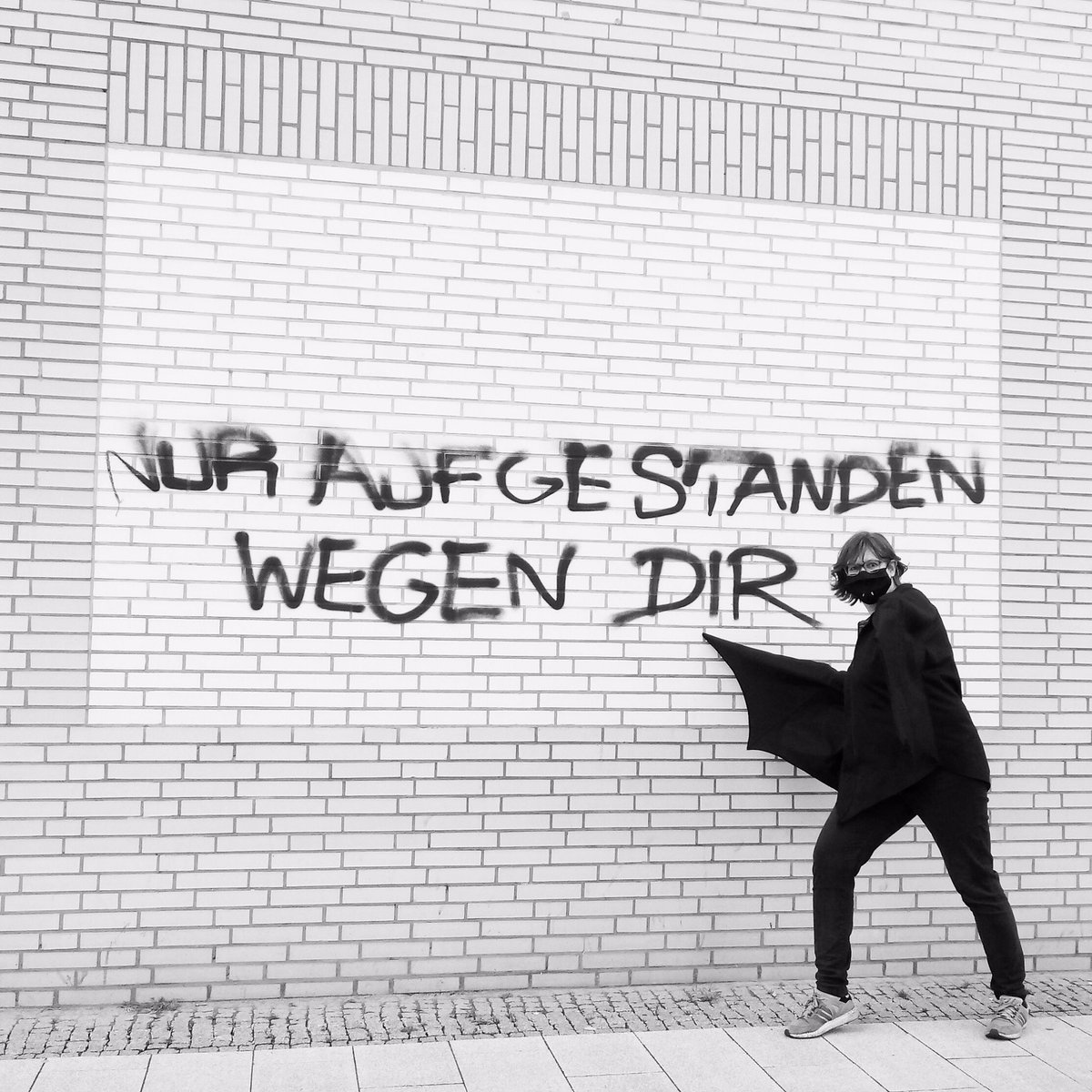 Mikki_be's tweet photo. Heute 20.15 Uhr:         RÜBERMACHEN Premiere.            🦇🦇🦇🦇🦇🦇🦇🦇🦇   Tickets: https://t.co/GG3vtL22bS https://t.co/84IaQ0Fxe4