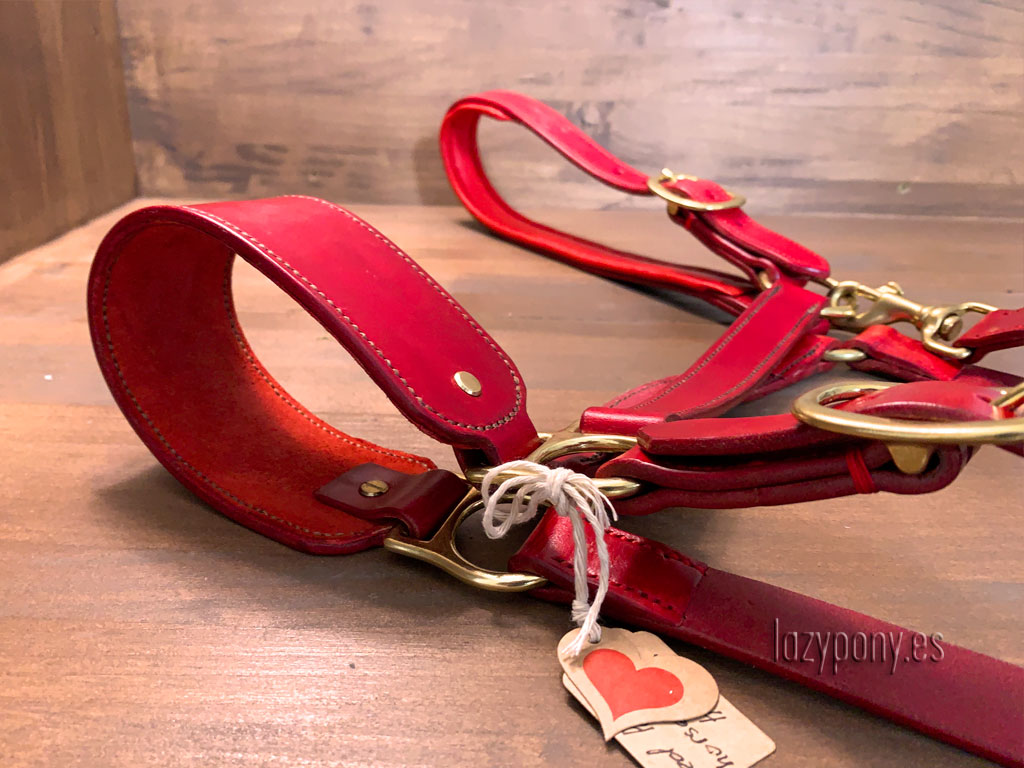 LazyponyES's tweet photo. Red classic halters with a wide noseband left for Canada😍
It will be worn by a really BIG horse - size Over is not ordered very often 💪
#lazyponyes #bighorse #customtack #horsehalter #saddleryworkshop #leatherwork #drafthorses https://t.co/8qDxo4G1Ta https://t.co/wRlAyR8pJk