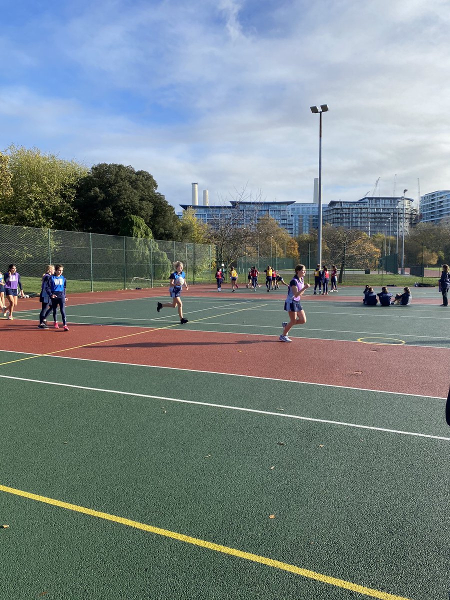 FHS_SW1_Sport's tweet image. ☀️🏐What a fantastic morning for Year 9 interhouse netball. Well done to Ashcroft who were crowned champions of Tournament 2 🔵🟢🟡🔴#backtonetball #mentalhealth #physicalactivity #weheartnetball 🏐☀️
