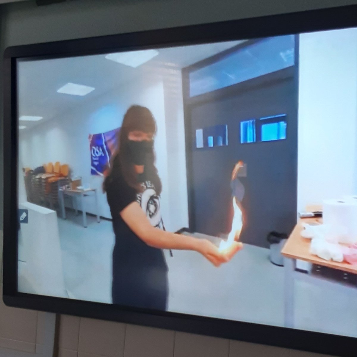 orileopoldocano's tweet photo. #SemanaDeLaCiencia en el @IESLeopoldoCano 
Videoconferencia con la @Physics_League de la Universidad de Valladolid https://t.co/mnE6bczjKH