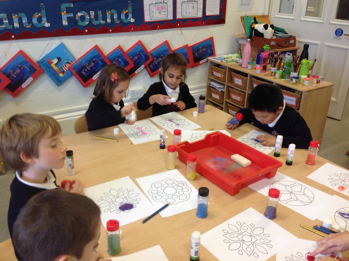 kesbathpreprep's tweet photo. In preparation for #Diwali Pre-Prep children have been finding out about Rangoli patterns for good luck, and how to say βnamasteβ. They've also made coconut sweets, diva lamps, garlands and greetings cards.
#KESBathExplore #KESBathLearning https://t.co/kkTKjdPfqQ