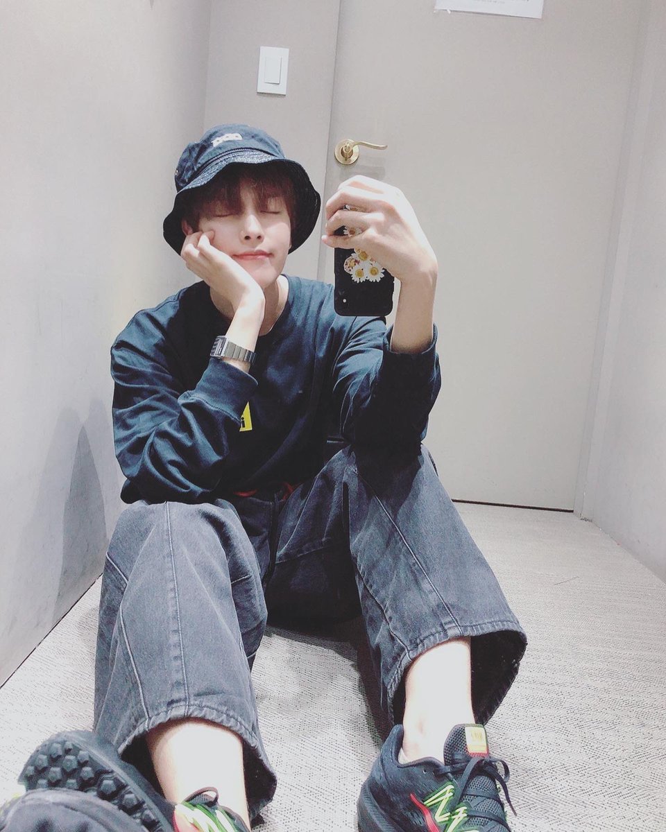 official_ONEUS's tweet photo. [#RAVN]
🌹🔥 잠시 후 VLIVE RV STUDIO 
에서 만나요 :)) 🔥🔥🔥🔥🔥 https://t.co/9fdfAg5kwk