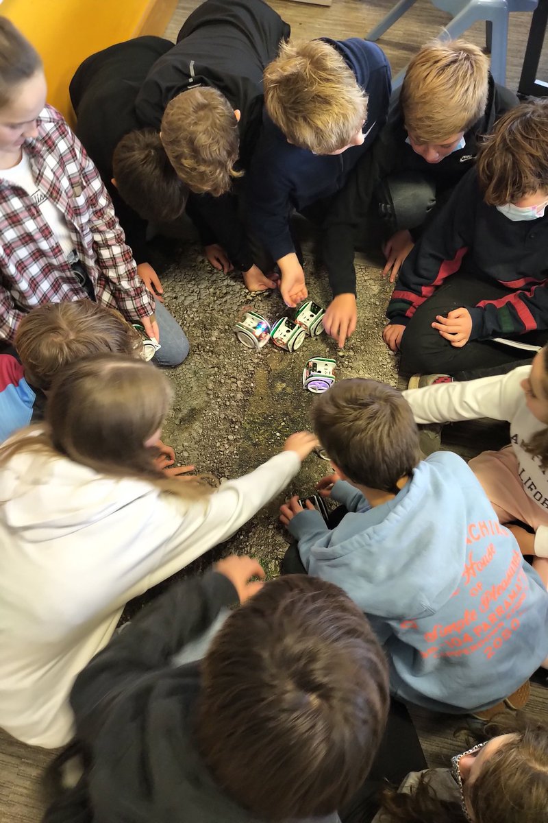 KewHouseICT's tweet image. @KewHouseICT students having fun with microbit buggies. Coding is fun. Coding challenges everyone. #teamworkmakesthecodework. @Kitronik