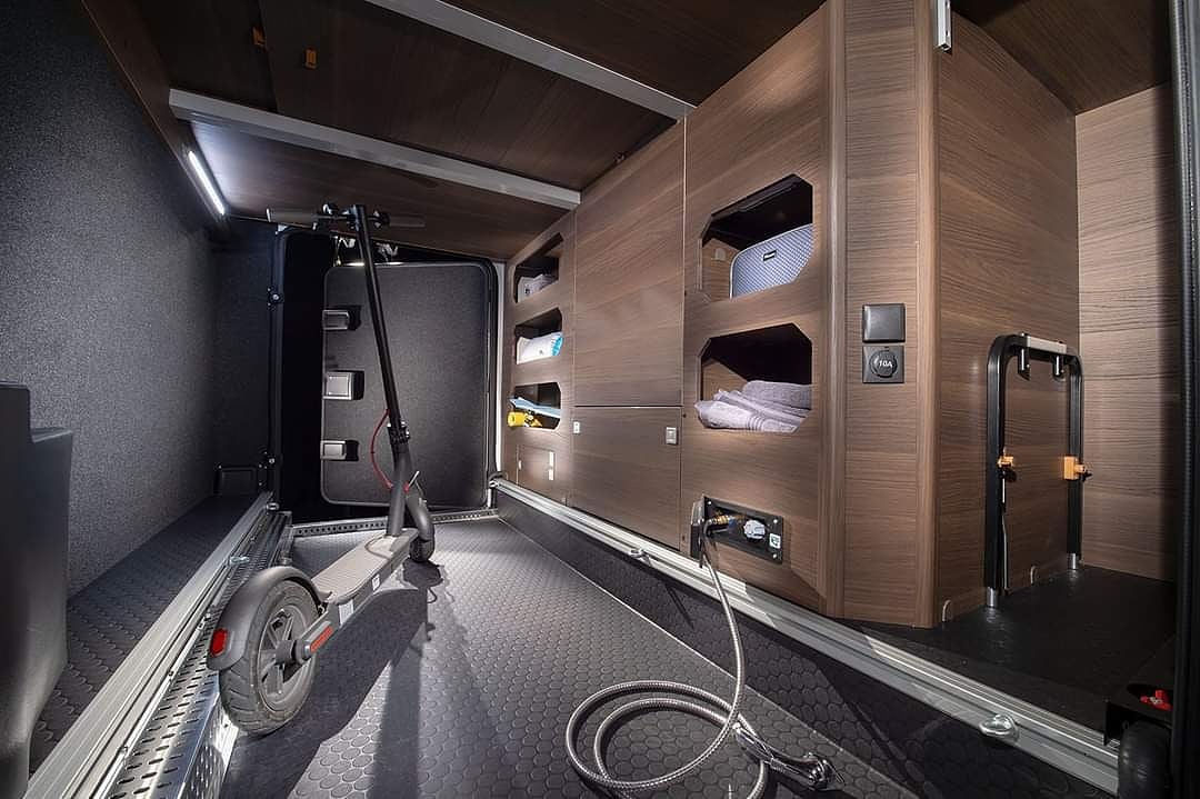 [Los detalles importan] 

Todos los garajes ofrecen un nuevo diseño de piso, nuevas puertas con bisagras ocultas y cilindros neumáticos, luces LED, y mucho más.

Los modelos Supreme también ofrecen aislamiento acústico adicional y un nuevo mecanismo de apertura de mango único. 🔎