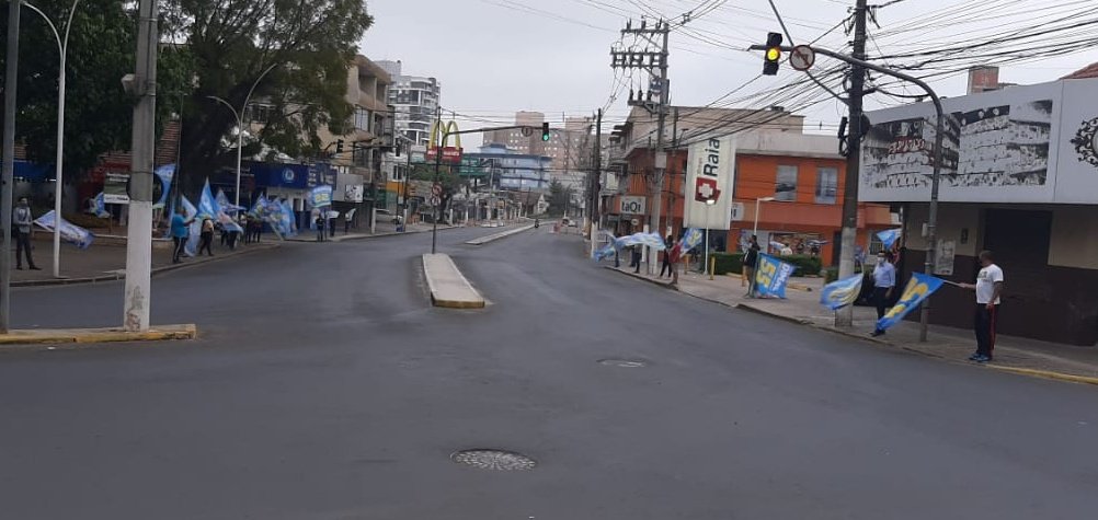 DimasCostaRS's tweet photo. Sextou! A 48 horas da eleição, o centro de Gravataí amanhece com o colorido das nossas bandeiras. Vamos juntos transformar Gravataí. No domingo, vota 55. É Dimas Prefeito e Toda Força Para Gravataí!
#TodaForçaParaGravatai #Dimas55 #EuVotoDimas #EuVoto55 https://t.co/mcVEp9GbnS