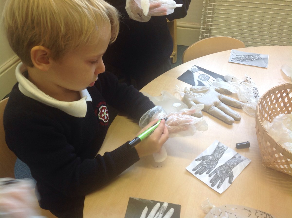 kesbathpreprep's tweet photo. In preparation for #Diwali Pre-Prep children have been finding out about Rangoli patterns for good luck, and how to say βnamasteβ. They've also made coconut sweets, diva lamps, garlands and greetings cards.
#KESBathExplore #KESBathLearning https://t.co/kkTKjdPfqQ