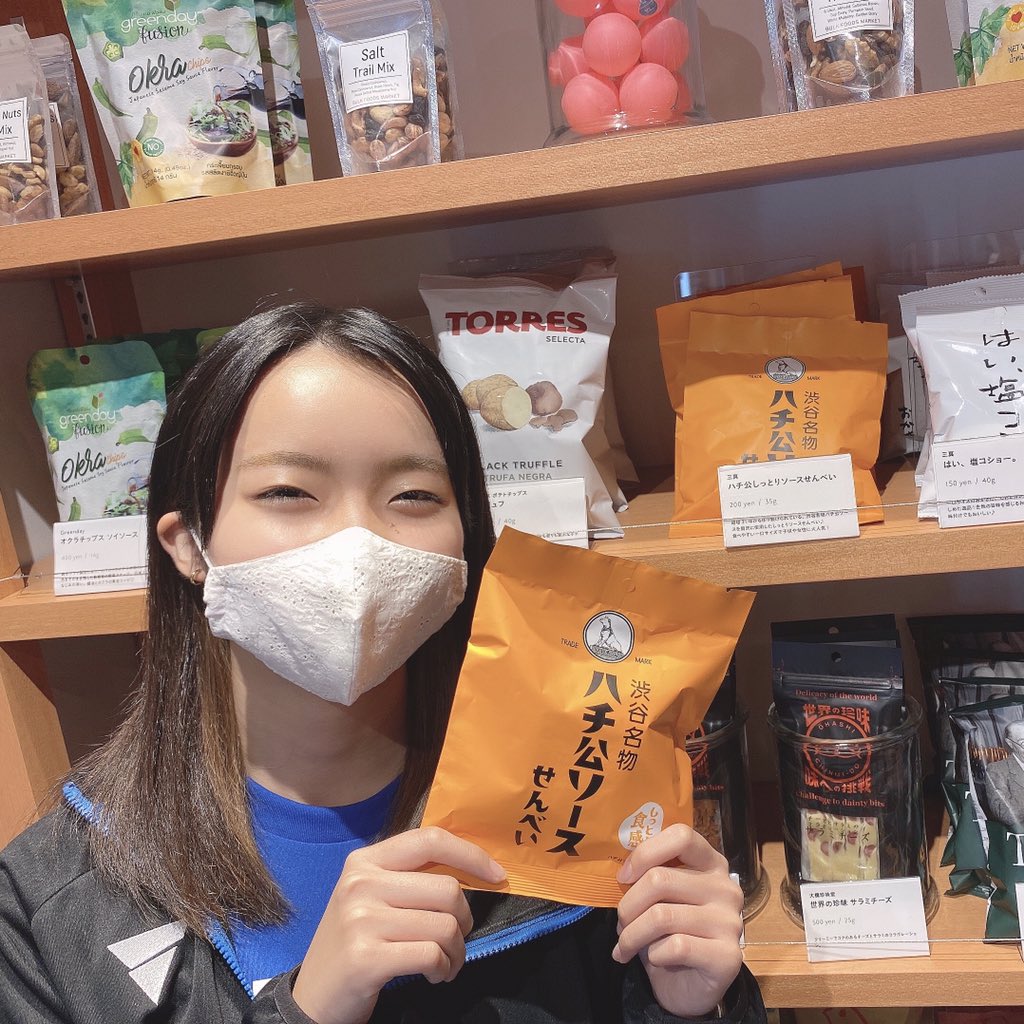 T4_NAGOYA's tweet photo. 【HIT STAND】
売り切れていたスナック”ハチ公ソースせんべい”が入荷しました!👀
しっとりとした濡れせんべいのような食感で、スタッフの間でも��好評です😉
お酒や卓球のお供にいかがでしょうか😋
#T4NAGOYA #HITSTAND #ヒサヤオオドオリパーク #久屋大通 #名古屋 #NAGOYA #卓球 https://t.co/OmNLa58Q6E