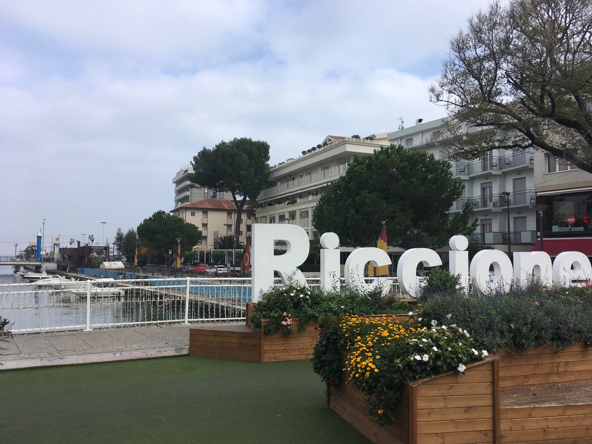 giorgiobolo81's tweet photo. @lucacarboni 
anche a novembre scivoliamo a #Riccione

sempre rivoluzione https://t.co/049p5Jr5u1